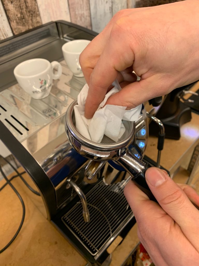 1. krok ako spraviť skvelé espresso: Vyčistite portafilter